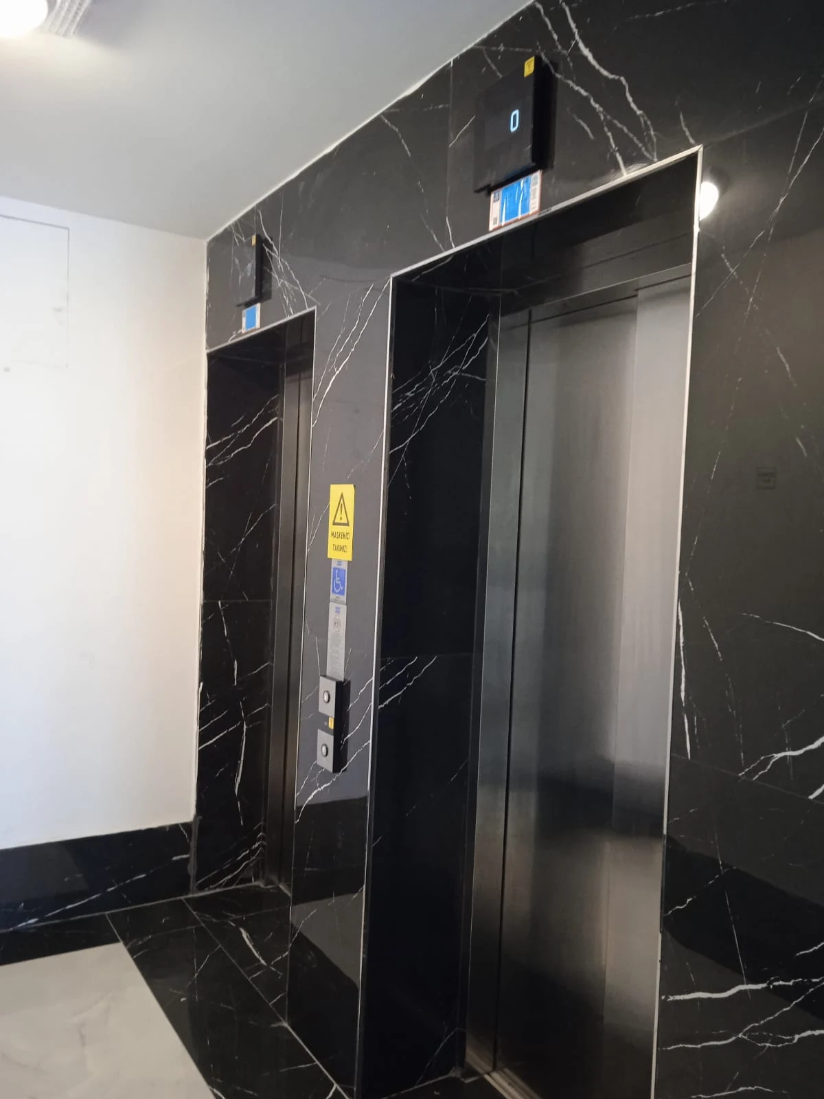 Yükselenpark Melis Sitesi Modern 2 Asansör ve Lüks Bina Girişi