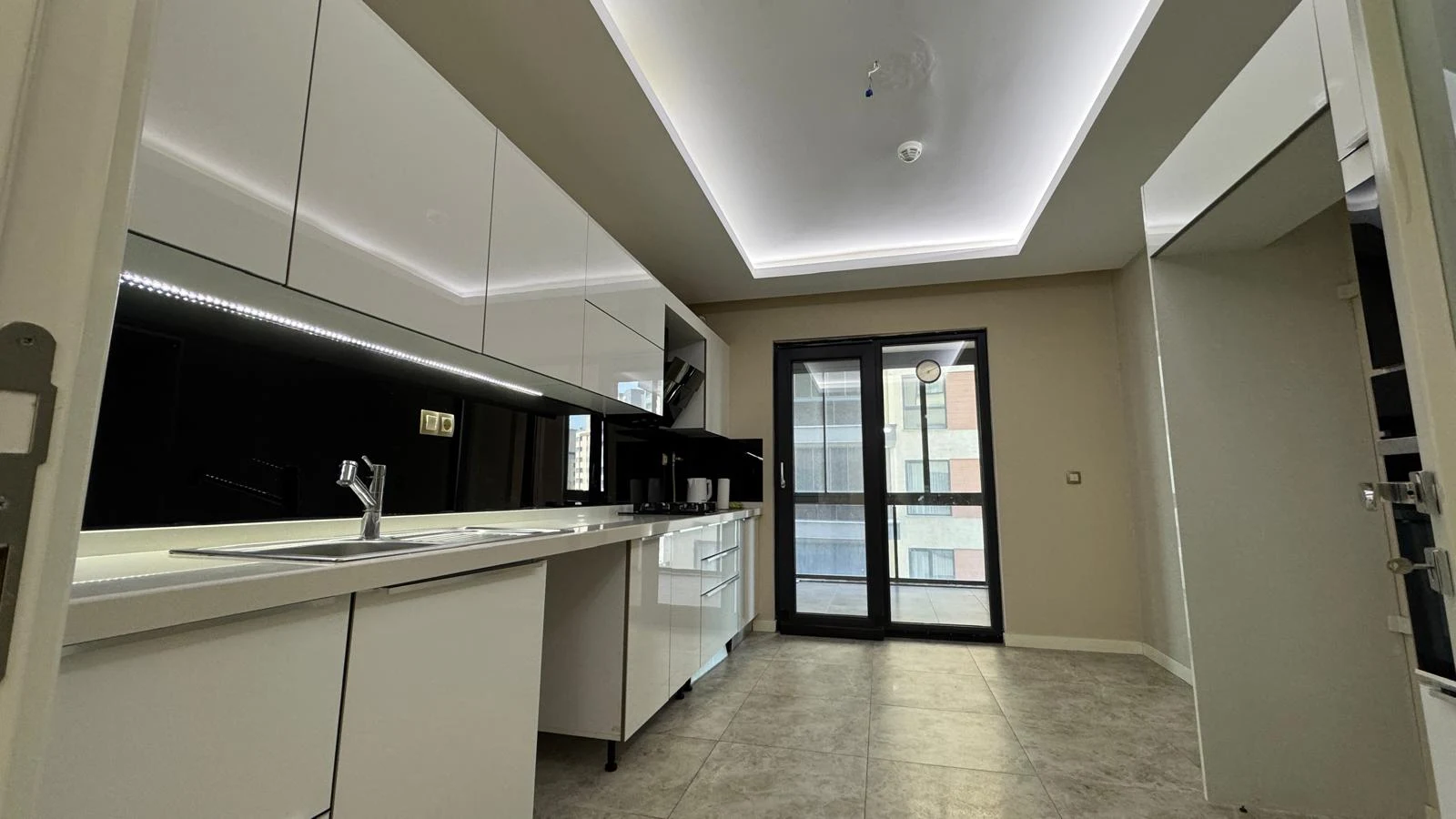 Yükselenpark Melis Sitesi Mutfak Alanı ve Balkon Çıkışı