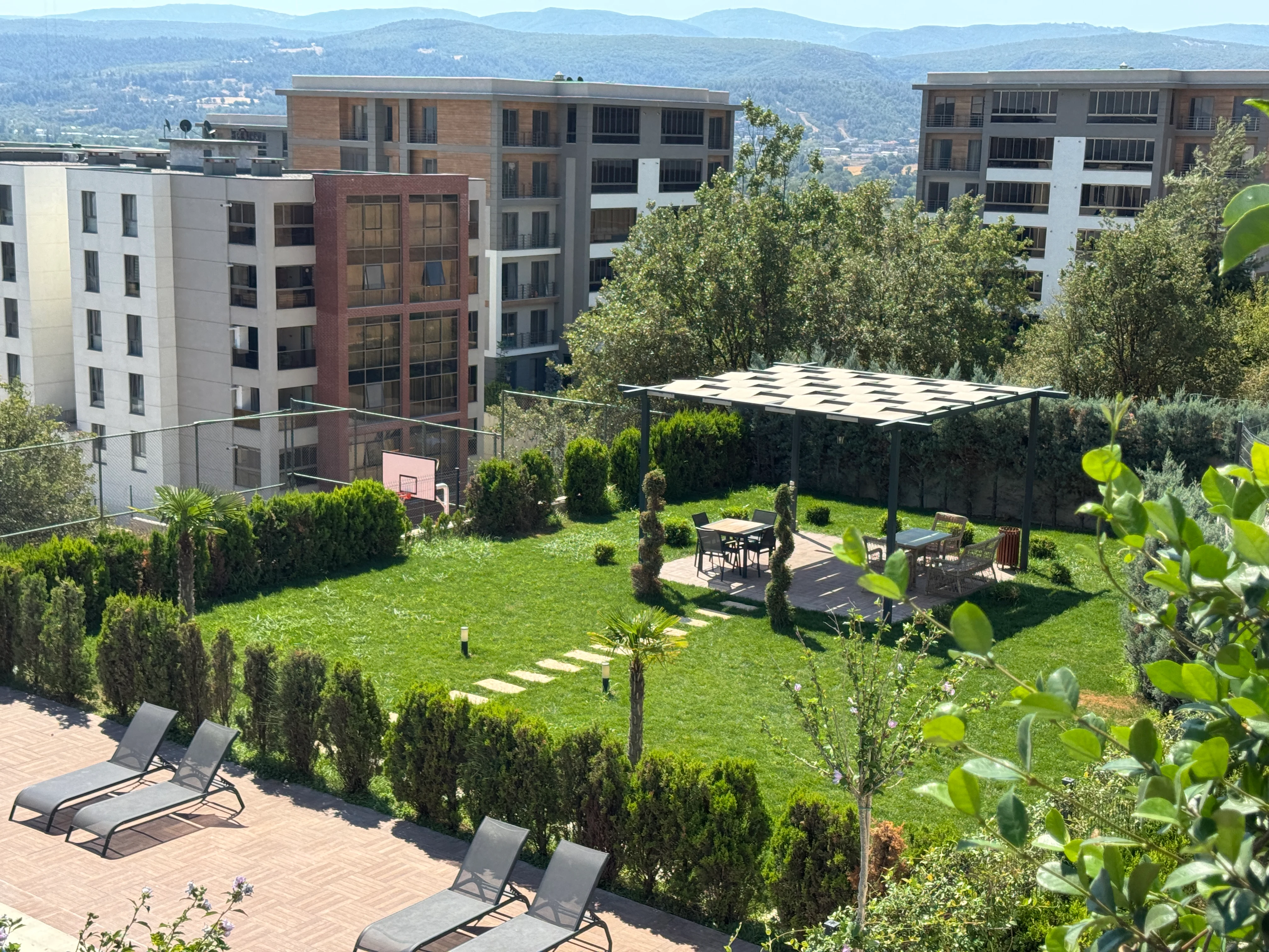 Ness Kayapa Sitesi Açık Yüzme Havuzu, Güneşlenme Alanı ve Yeşil Peyzaj Manzarası | BURSABROKER
