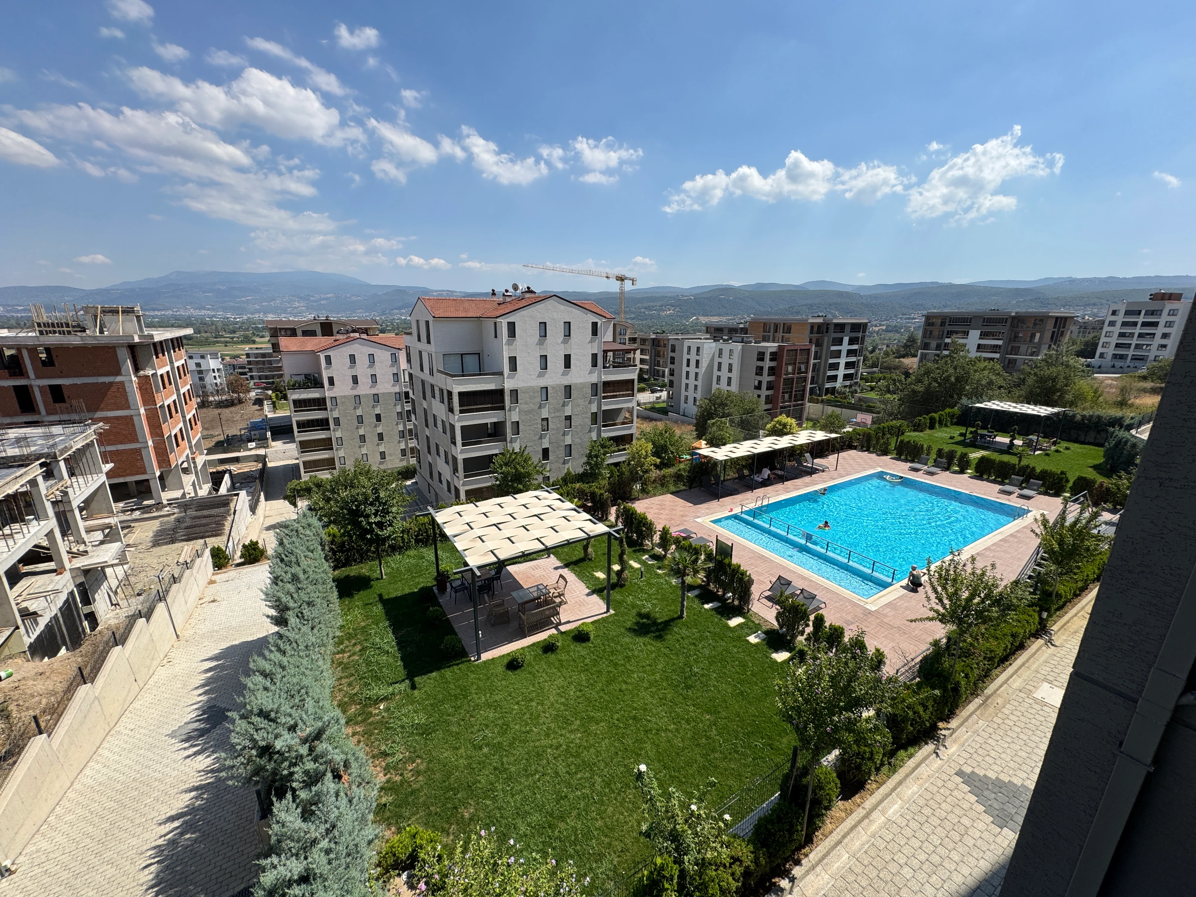 Ness Kayapa Sitesi Açık Yüzme Havuzu, Güneşlenme Alanı ve Yeşil Peyzaj Manzarası | BURSABROKER