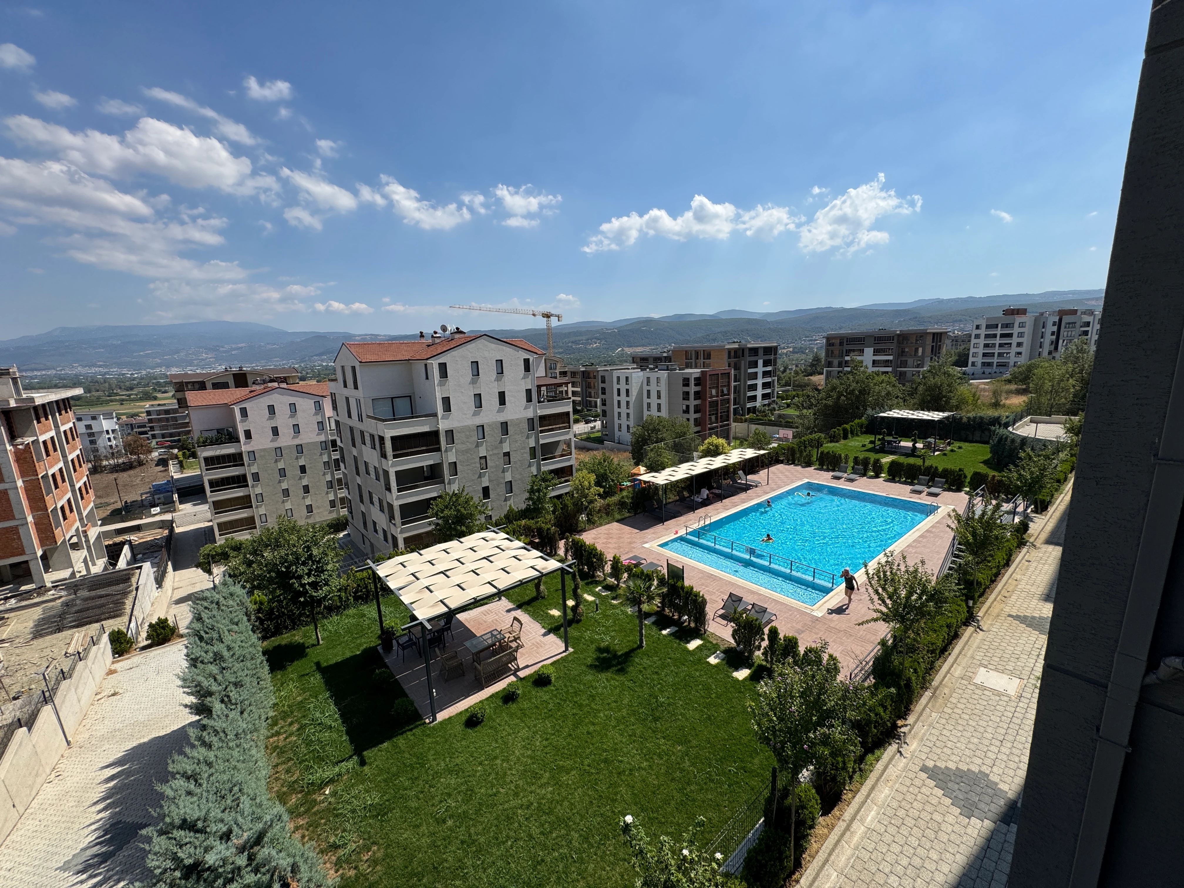 Ness Kayapa Sitesi Açık Yüzme Havuzu, Güneşlenme Alanı ve Yeşil Peyzaj Manzarası | BURSABROKER