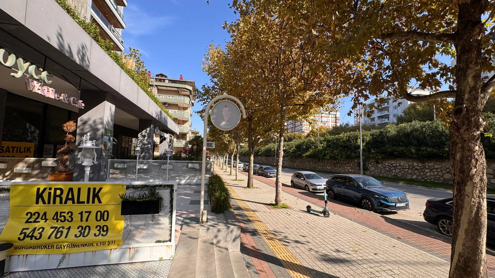 Bulvar üzerindeki binalar, kurumsal komşu mağazalar ve geniş cadde cephesi