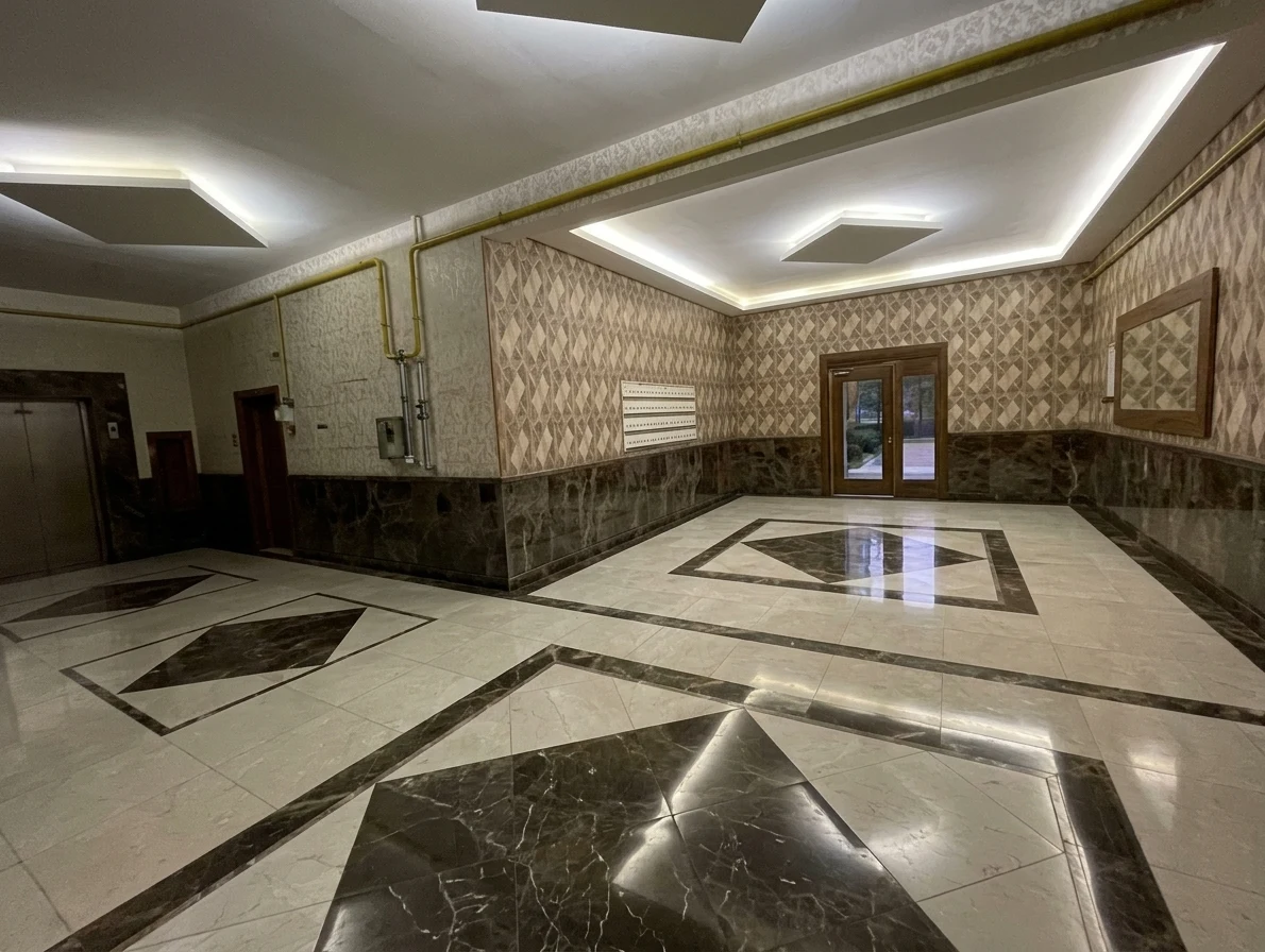 Bursa'nın Osmangazi ilçesi Soğanlı mahallesinde yer alan Yükselenpark Yakut Sitesi'nin mermer zeminli ve modern aydınlatmalı ana bina giriş ve karşılama lobisi.