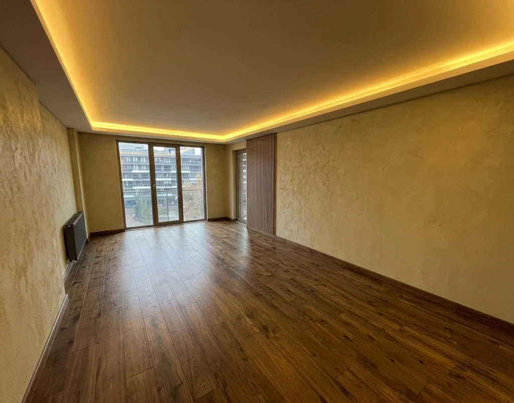 Yükselenpark Yakut Sitesi projesindeki 3+1 dairelerin iç mimarisi, LED tavan aydınlatmaları ve geniş oturma odası görünümü.