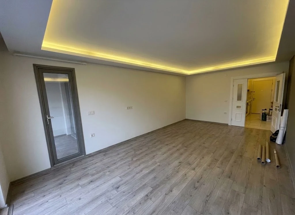 Yükselenpark Yakut Sitesi projesindeki 3+1 dairelerin iç mimarisi, LED tavan aydınlatmaları ve geniş oturma odası görünümü.