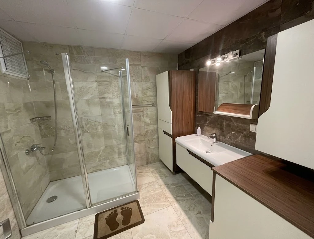 Birinci sınıf seramik kaplamaları, modern duşakabin sistemi ve şık dolaplarıyla Yükselenpark Yakut Sitesi banyo iç mekan görseli.